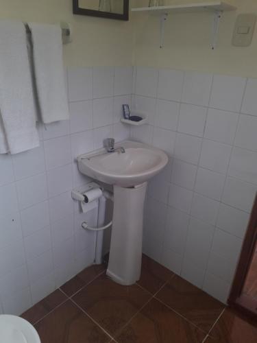 Isla de SolInka Wasi的浴室配有白色水槽和卫生间。