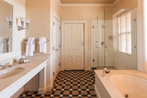 查尔斯顿温特沃斯大厦酒店的带浴缸、淋浴和盥洗盆的浴室