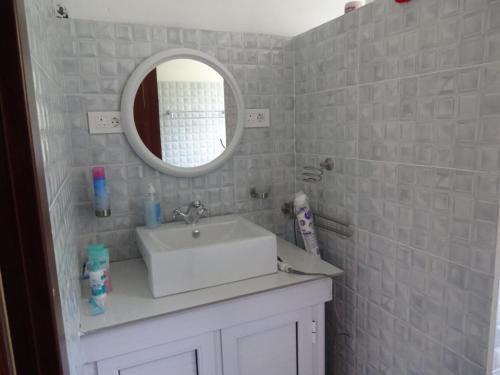 勒莫尔尼View on Ilot Fourneau的浴室设有白色水槽和镜子