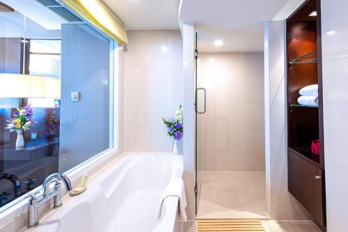 曼谷曼谷大使酒店的一间带大浴缸和淋浴的浴室