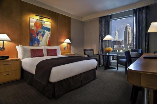 纽约纽约索菲特酒店的酒店客房设有一张大床和一张书桌。