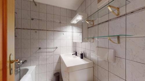 ChampferAbitaziun Trais Tschiervs D4 - Champfèr的白色的浴室设有水槽和淋浴。