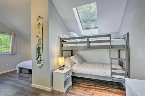 Vernon TownshipVernon Township Condo - Walk to Ski Resort!的一间卧室配有两张双层床和一盏灯。