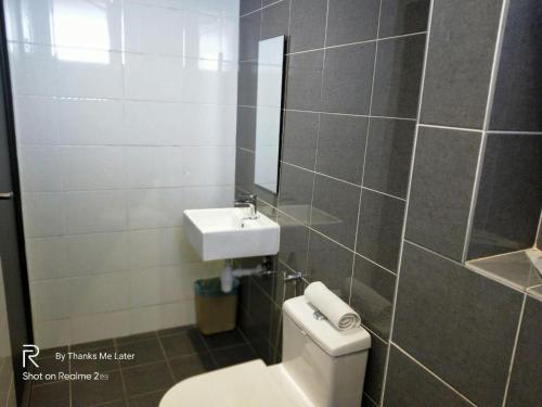 关丹列韦瑞吉莱特酒店（关丹）的一间带卫生间、水槽和镜子的浴室