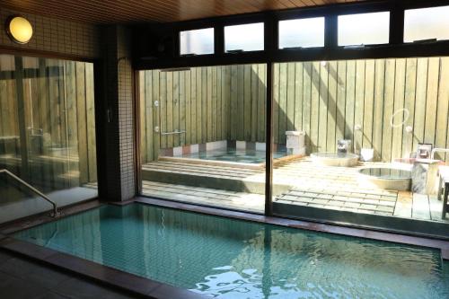 磐城Saigiku的游泳池位于别墅内,享有浴室的景致