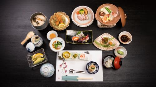 磐城Saigiku的餐桌上放着食物和碗