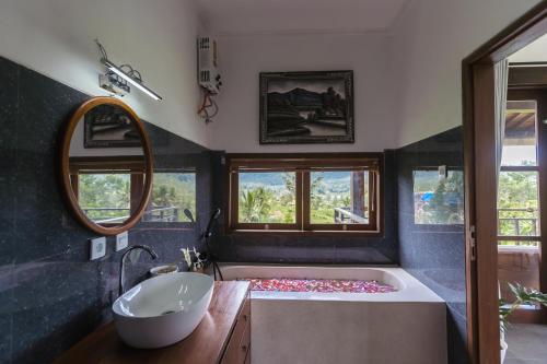 希德门Ume Dukuh Home Sidemen的带浴缸、水槽和镜子的浴室