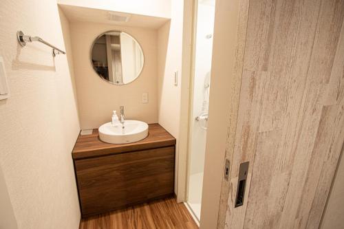 横滨GRAND CAVE MOTOMACHI的一间带水槽和镜子的浴室