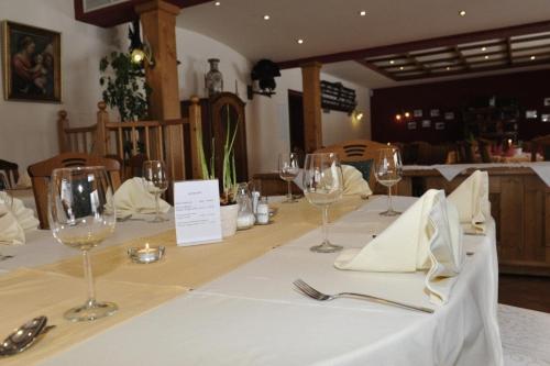 伦韦格Hotel-Landgasthof Katschtalerhof的一张桌子,上面放有酒杯和餐巾