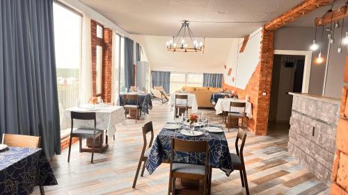 库塔伊西Hotel West Face的用餐室设有桌椅和窗户。