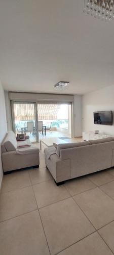 阿什杜德Sitrin apartment Leonardo Hotel Area Ashdod的客厅配有两张沙发和一台电视机
