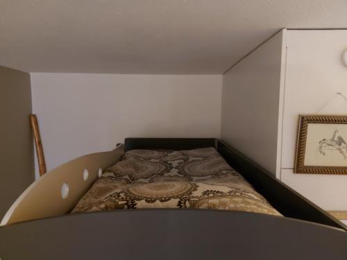 奥卢Yksiö keskustan lähettyviltä的卧室配有一张床