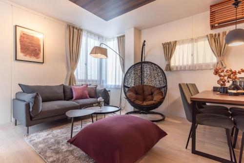大阪Bijou Suites Sorriso的客厅配有沙发和桌子