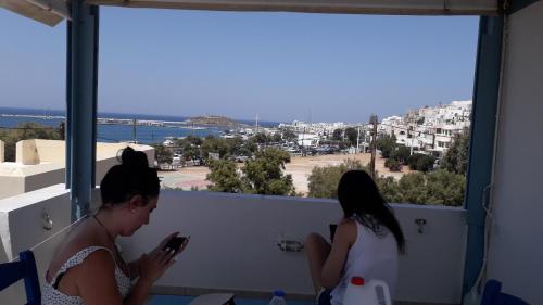 纳克索乔拉Katy's Home的两个女人站在阳台上看手机