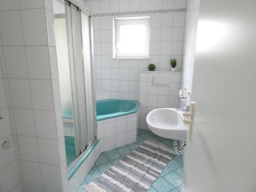 MoosbürgSUNNYHOME Monteurwohnungen und Apartments in Weiden的带浴缸和盥洗盆的浴室