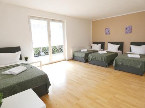 MoosbürgSUNNYHOME Monteurwohnungen und Apartments in Weiden的客房设有两张床和大窗户。
