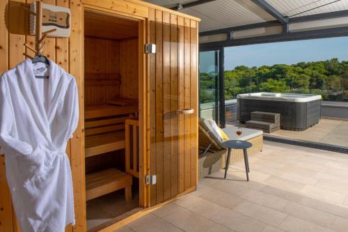 普莱曼图拉Aparthotel Punta Blu - POOL & SPA的木制客房,设有桑拿浴室和浴缸