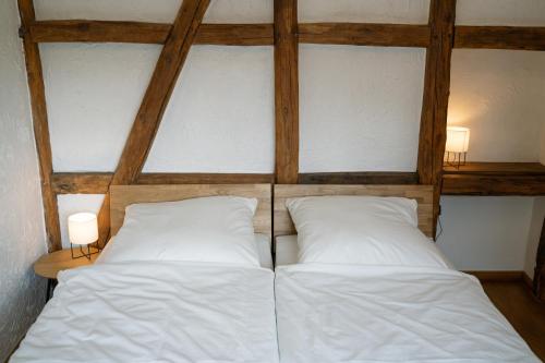 尼德根Gemütliches Fachwerkhaus im Herzen Nideggens的一张带两个白色枕头的床