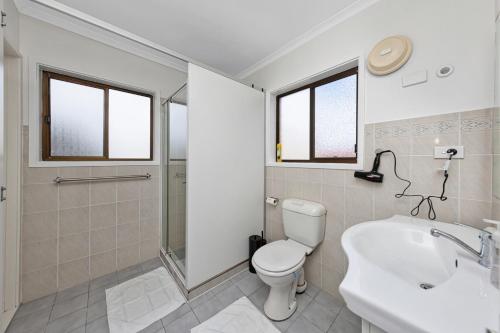 TuggeranongTuggeranong Short Stay #11的白色的浴室设有卫生间和水槽。