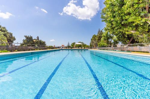 马贝拉马贝拉少年旅馆的蓝色海水大型游泳池