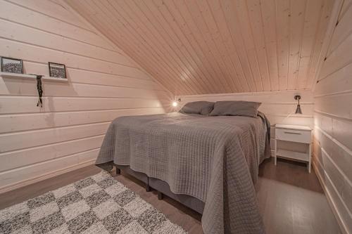 列维Levillas Koutakaari 2B的一间小房间的卧室,配有一张床铺