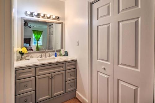 杰克逊维尔Convenient Jacksonville Home with Yard and Patio!的一间带水槽和镜子的浴室