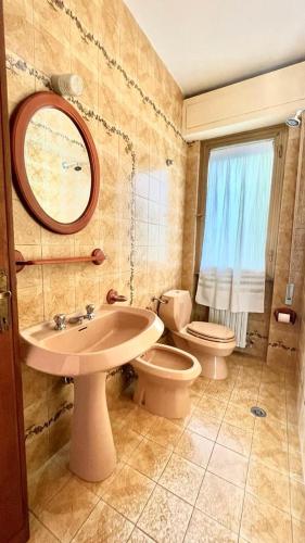 蒙蒂尼奥索Beatrice Apartment Crocello的一间带水槽、卫生间和镜子的浴室