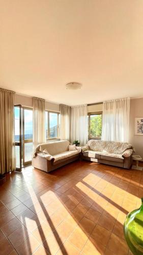 蒙蒂尼奥索Beatrice Apartment Crocello的大型客厅设有两张床和窗户。