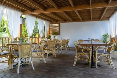 帕尔马海滩Coral beach house & food的一间在甲板上配有桌椅的餐厅