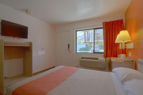 棕榈泉东部棕榈泉6号汽车旅馆的酒店客房设有床和窗户。