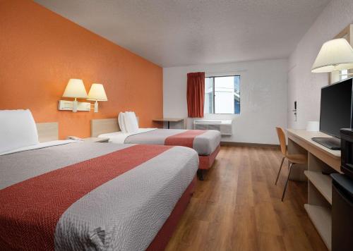 博伟公园普安那公园汽车旅馆6 - 诺茨浆果农场/迪士尼乐园的酒店客房配有两张床和一张书桌