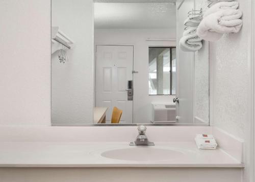 博伟公园普安那公园汽车旅馆6 - 诺茨浆果农场/迪士尼乐园的白色的浴室设有水槽和镜子