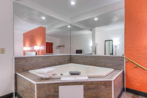 桥景镇布里奇维尤6号汽车旅馆的带浴缸和大镜子的大浴室