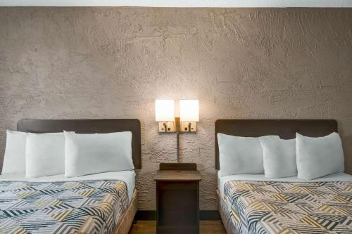 埃尔克格罗夫村埃尔克格罗夫村6号汽车旅馆 - 奥黑尔的酒店客房设有两张床和一张带两盏灯的桌子。