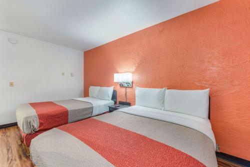 圣保罗6号汽车旅馆之圣保罗I-94的橙色墙壁客房的两张床