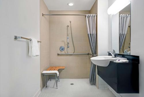 特劳特代尔东波特兰6汽车旅馆 - 特劳特代尔的一间带水槽和淋浴的浴室