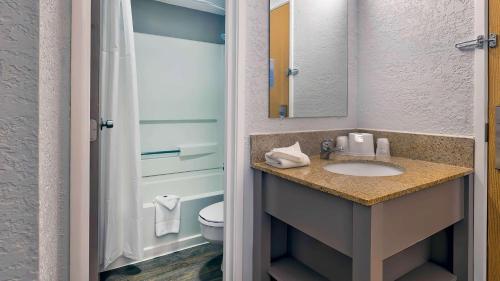 GlendaleMotel 6-Milwaukee, WI - Glendale的一间带水槽和卫生间的浴室