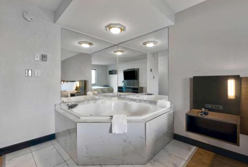 橡树溪橡树溪6号汽车旅馆的大型白色浴室设有大浴缸