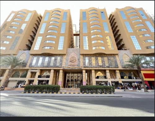 麦加Al Tayseer Towers Tuwa Hotel فندق ابراج التيسير طوى的一座大型建筑,两座高楼