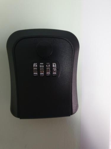 奥西耶克Apartman Franko - SELF CHECK IN的墙上有四个按钮的黑色电源插座