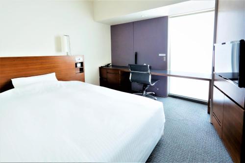 札幌札幌JR酒店的配有一张床和一张书桌的酒店客房