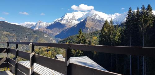 圣热尔韦莱班Appartement Saint Gervais les Bains piscine et vue imprenable Mont Blanc的阳台享有山脉美景。