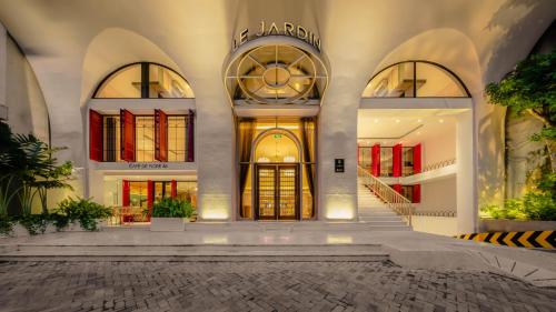 河内Hanoi Le Jardin Hotel & Spa的大楼前有楼梯的商店