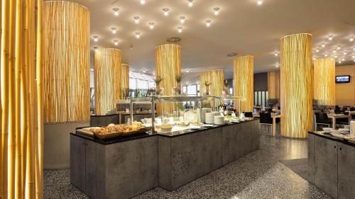 博德森特克索特利尔欧里米尔温泉酒店的一间提供自助餐的餐厅