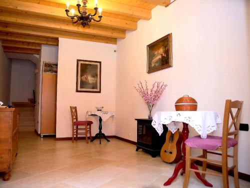 洛尼戈圣马可住宿加早餐旅馆的一间带桌子和吉他的餐厅