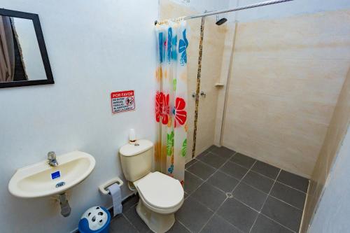 RozoLAS ORQUIDEAS的浴室配有卫生间、盥洗盆和淋浴。