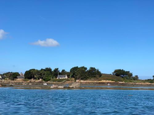 布雷Vacances paradisiaques au coeur de l'Ile de Bréhat的水体上空的云