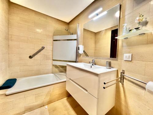 维戈FLORIDA 125的浴室配有盥洗盆和浴缸。
