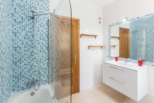 内尔哈齐蒙普拉亚公寓的带淋浴、盥洗盆和镜子的浴室