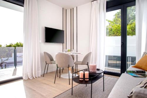科尔多瓦Genteel Home Arruzafa的客厅配有桌椅和沙发